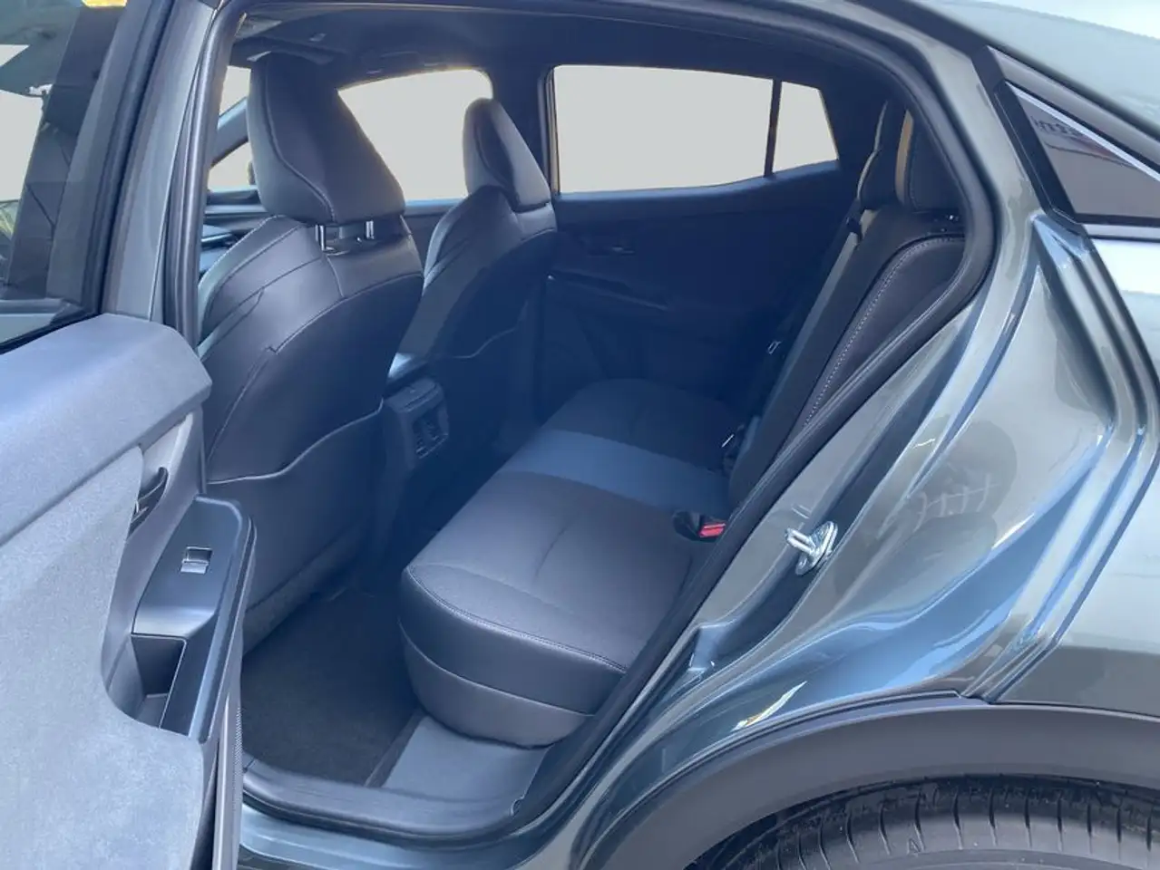 Toyota C-HR+ 12