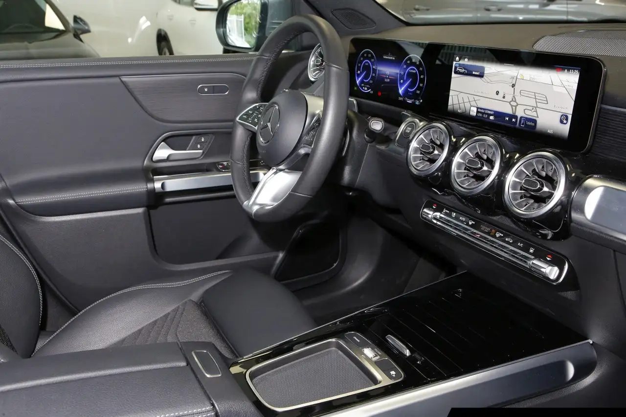 Mercedes-Benz EQB 250 8