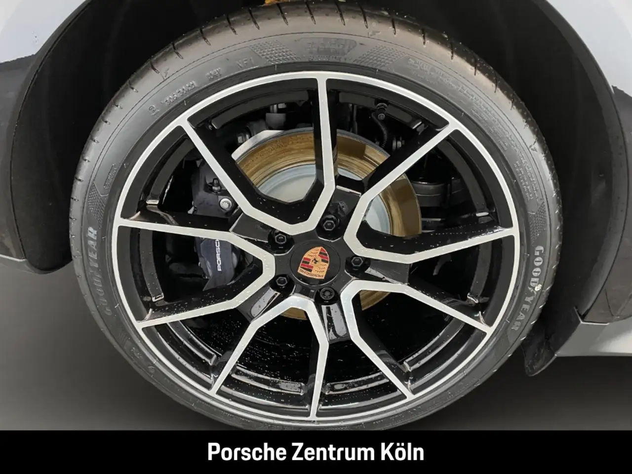 Porsche Taycan 4 10