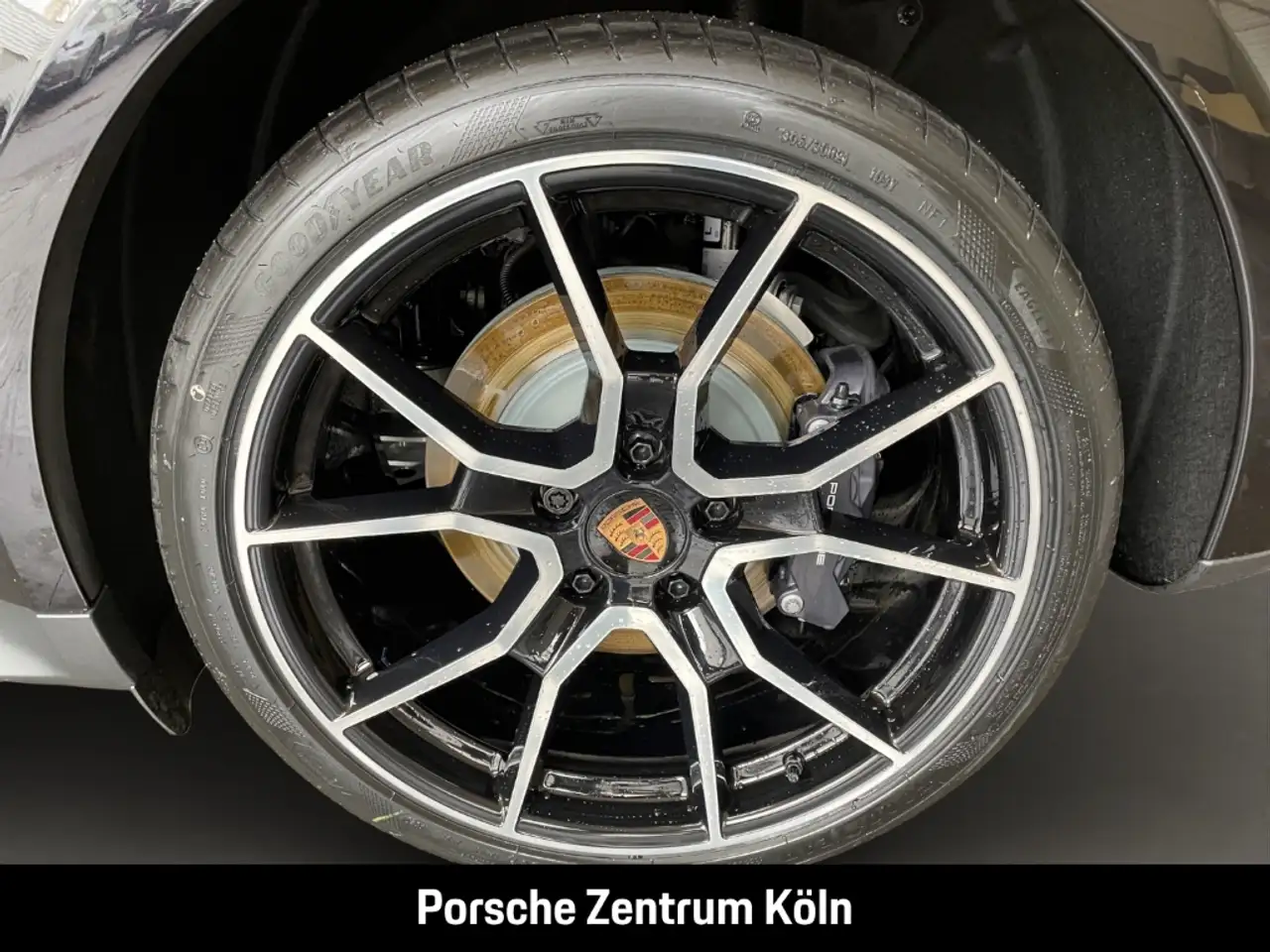 Porsche Taycan 4 11
