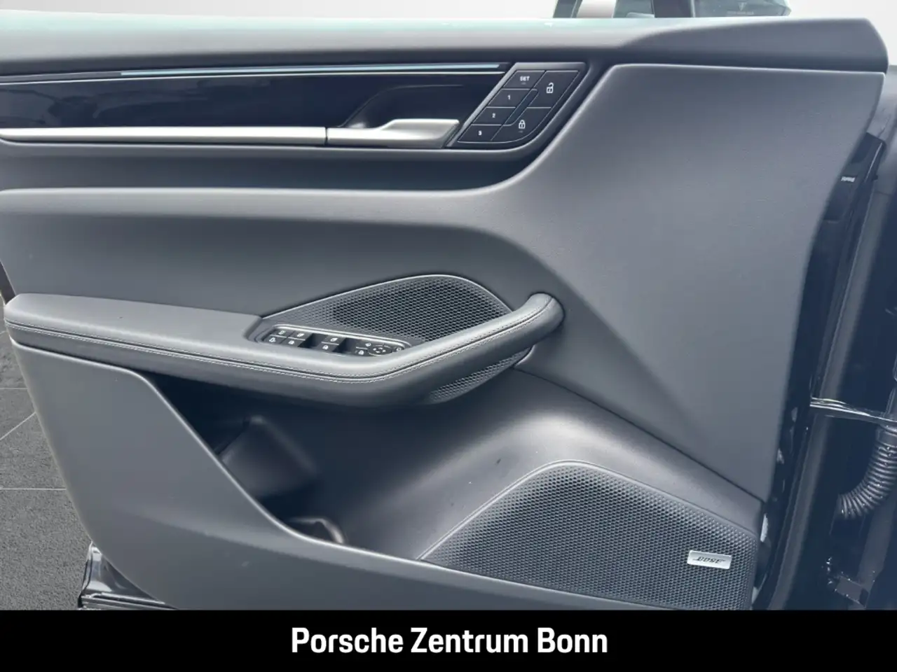 Porsche Macan 4 12