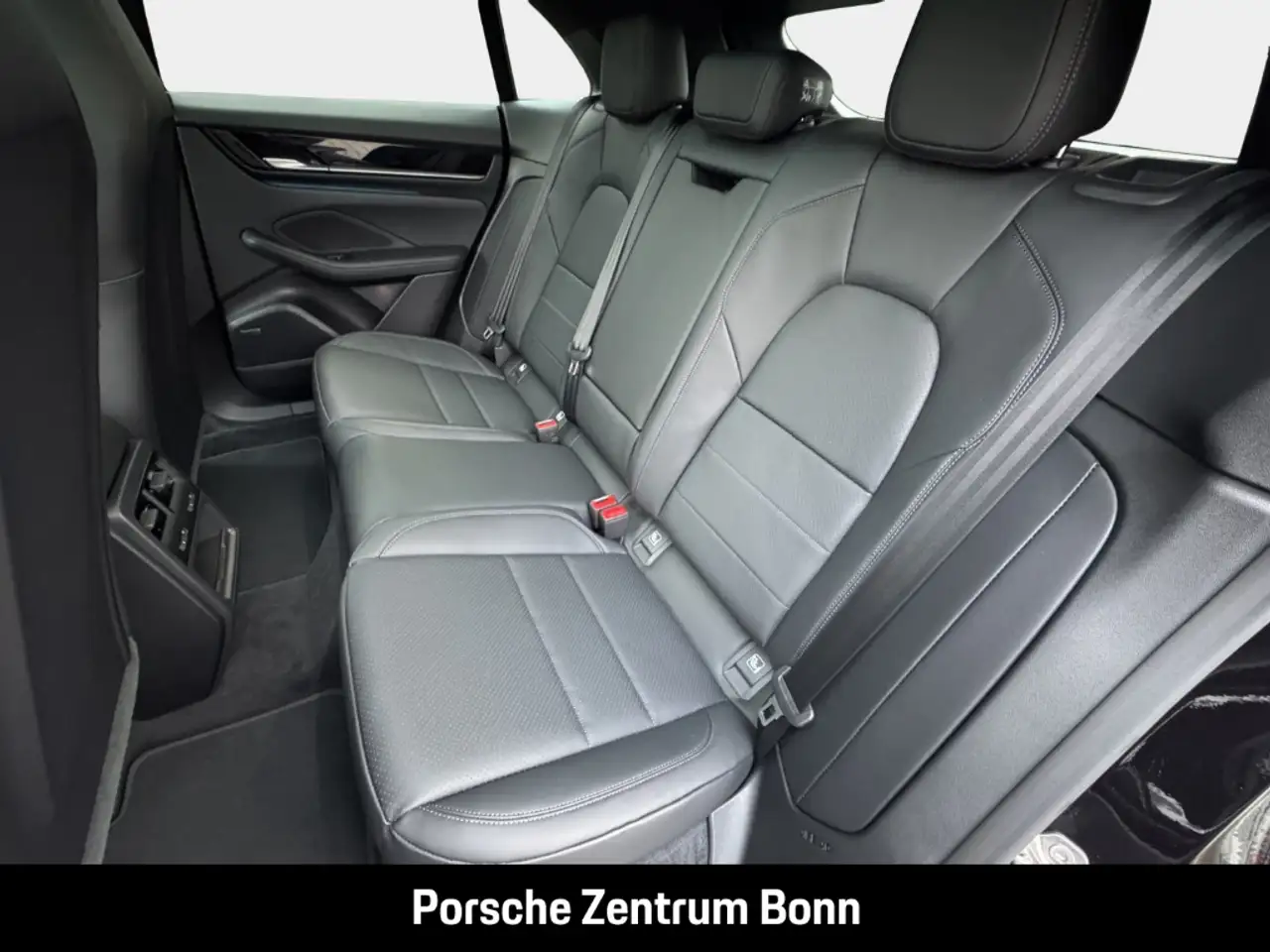 Porsche Macan 4 13