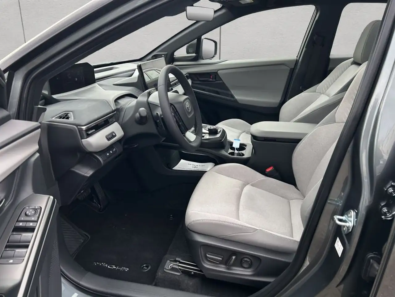 Toyota C-HR+ 11