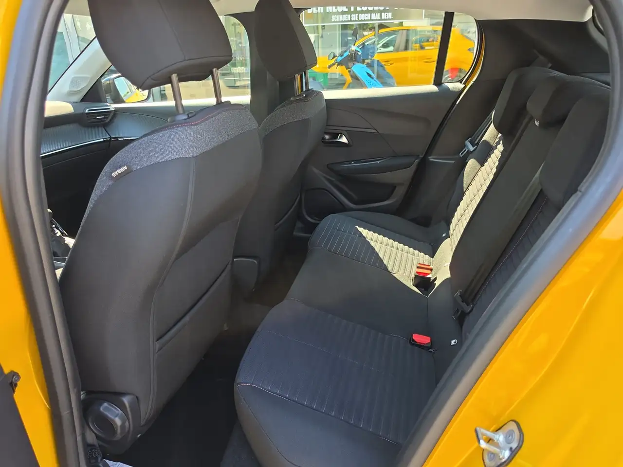 Peugeot 208 11
