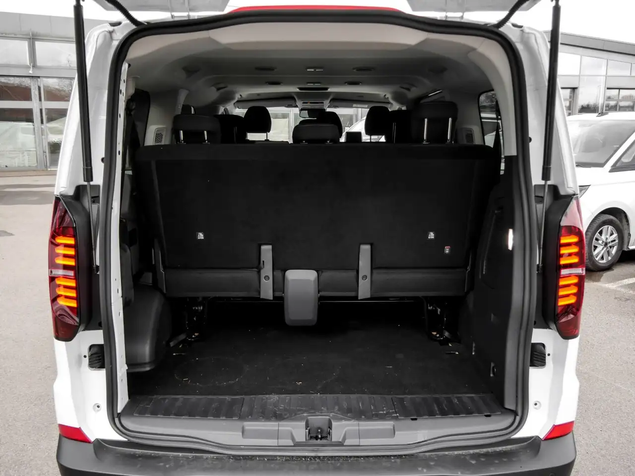 Volkswagen T7 Kombi 11