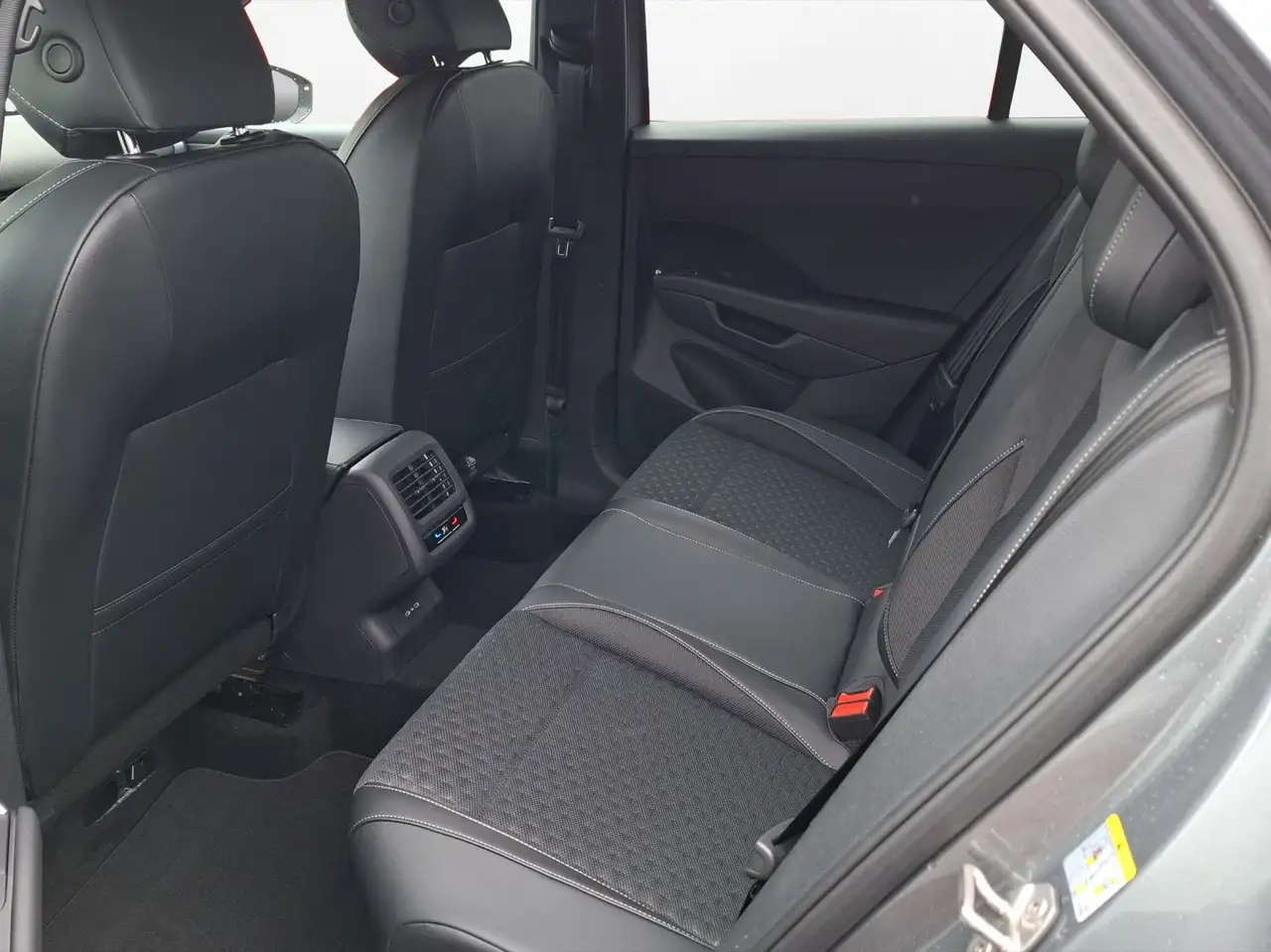 Volkswagen T-Roc 3