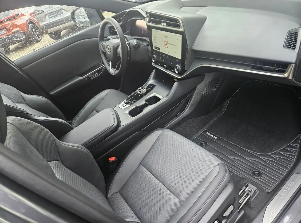 Lexus RZ 8