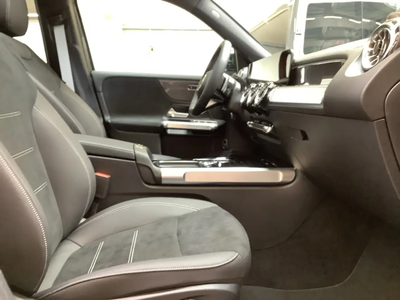 Mercedes-Benz GLB 200 6