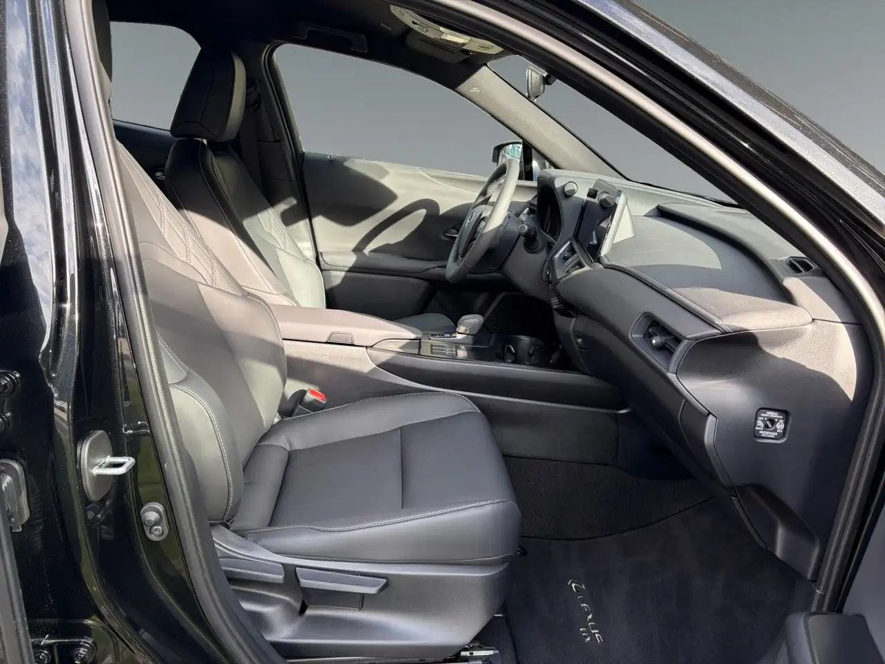 Lexus UX 16
