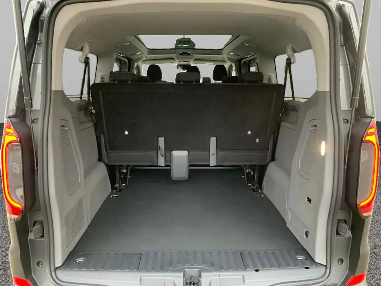 Volkswagen T7 Caravelle 8