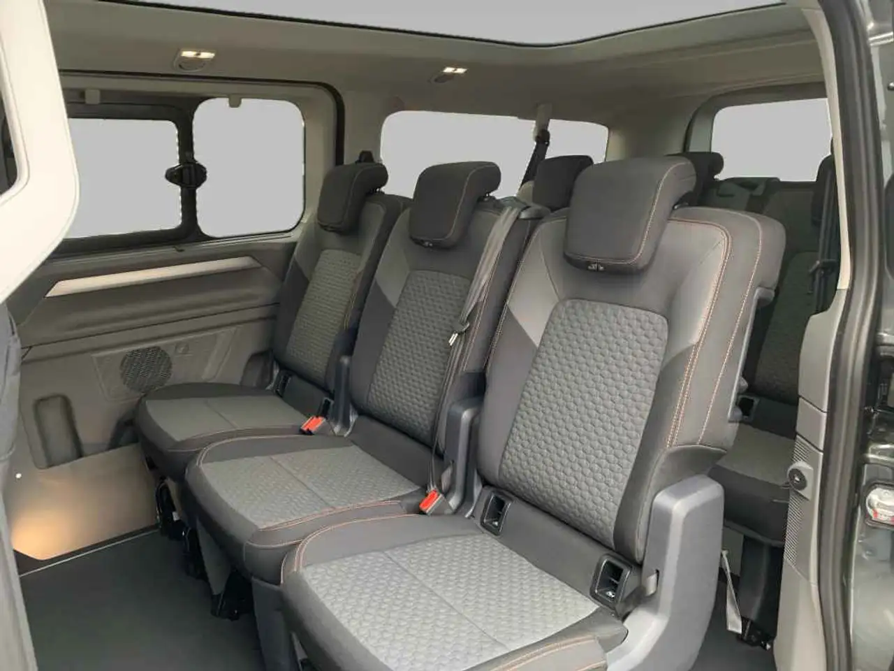 Volkswagen T7 Caravelle 11