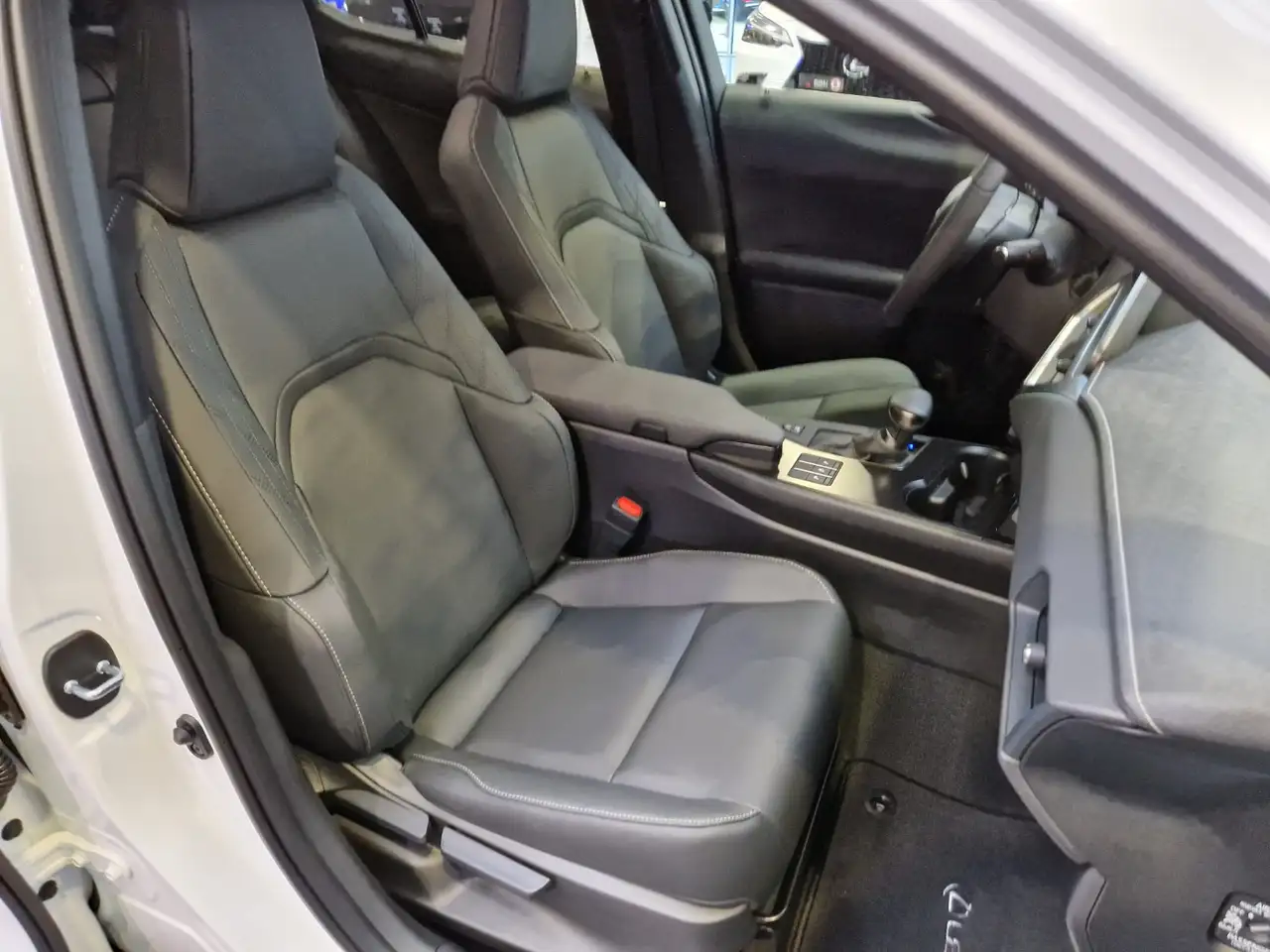 Lexus UX 8