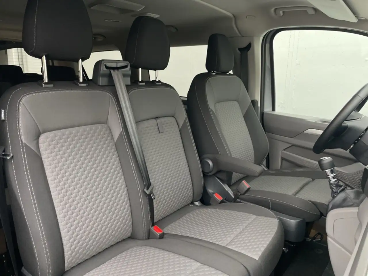 Volkswagen T7 Caravelle 8