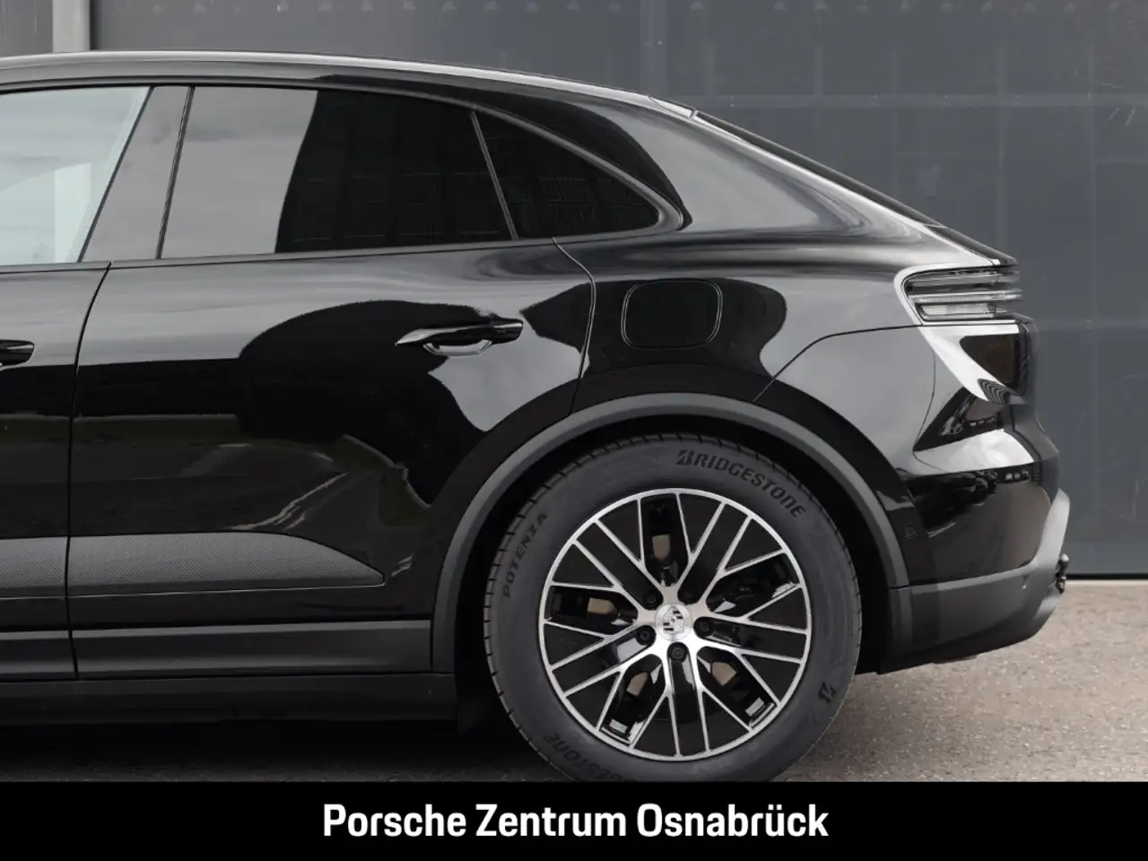 Porsche Macan 4 12