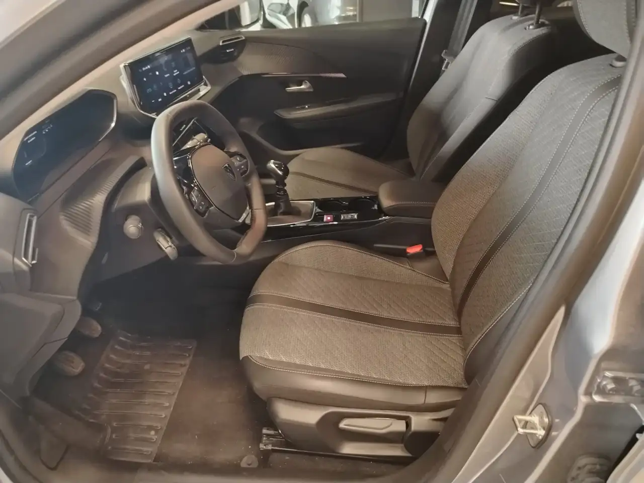 Peugeot 208 6
