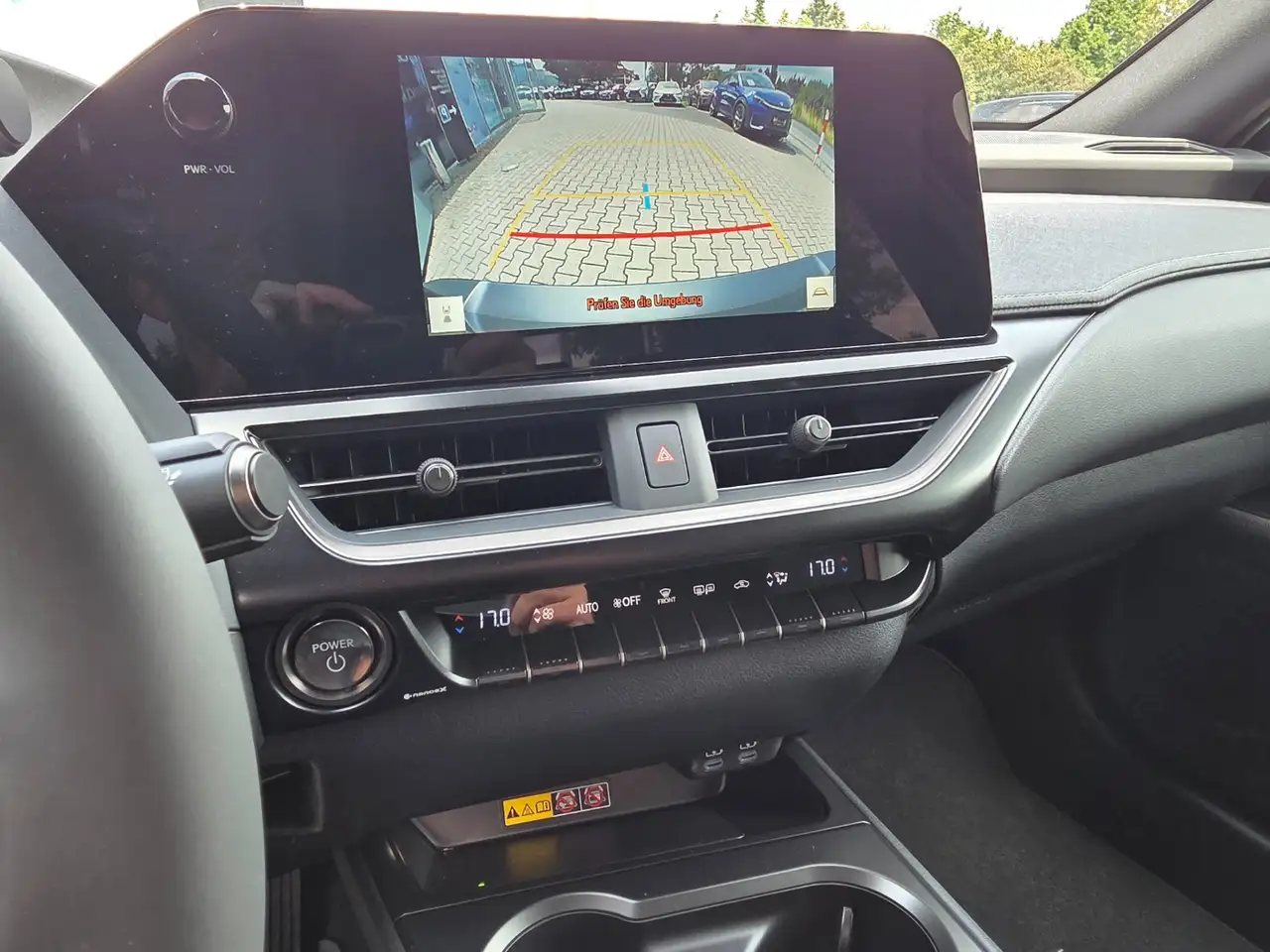 Lexus UX 12