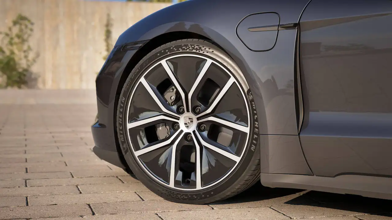 Porsche Taycan 5