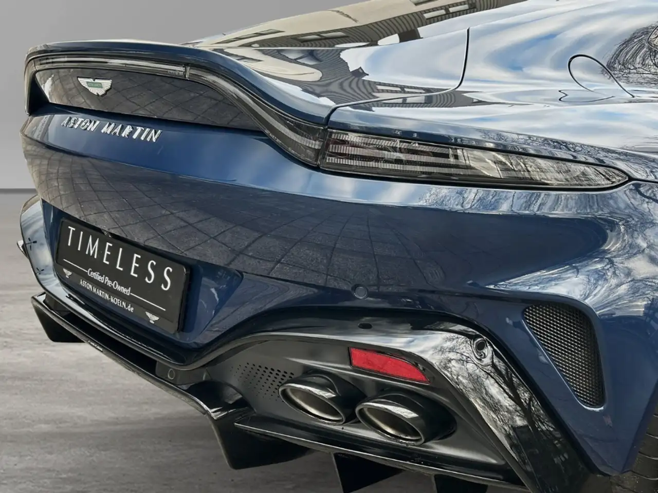 Aston Martin Vantage 8
