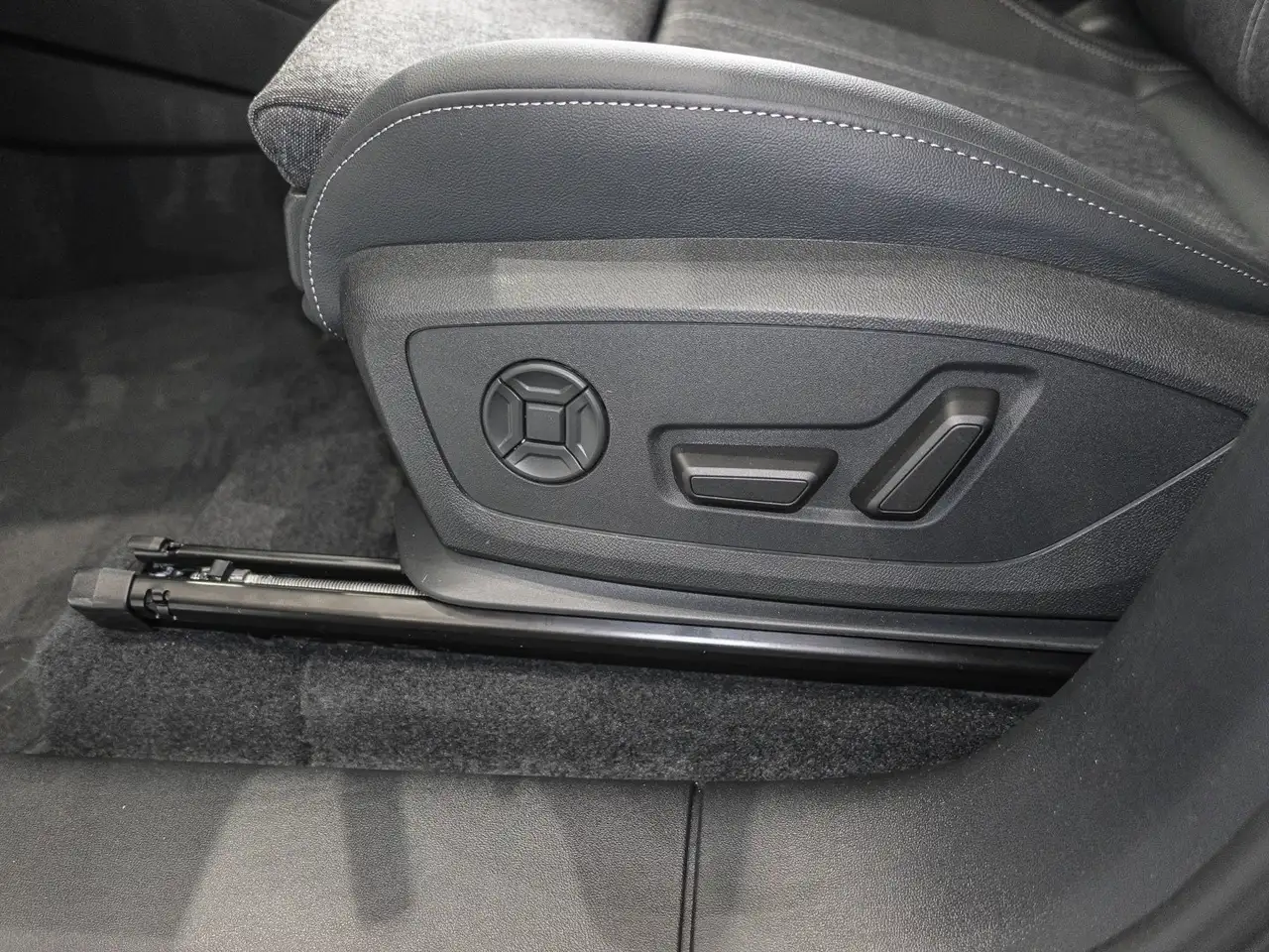 Audi Q6 13