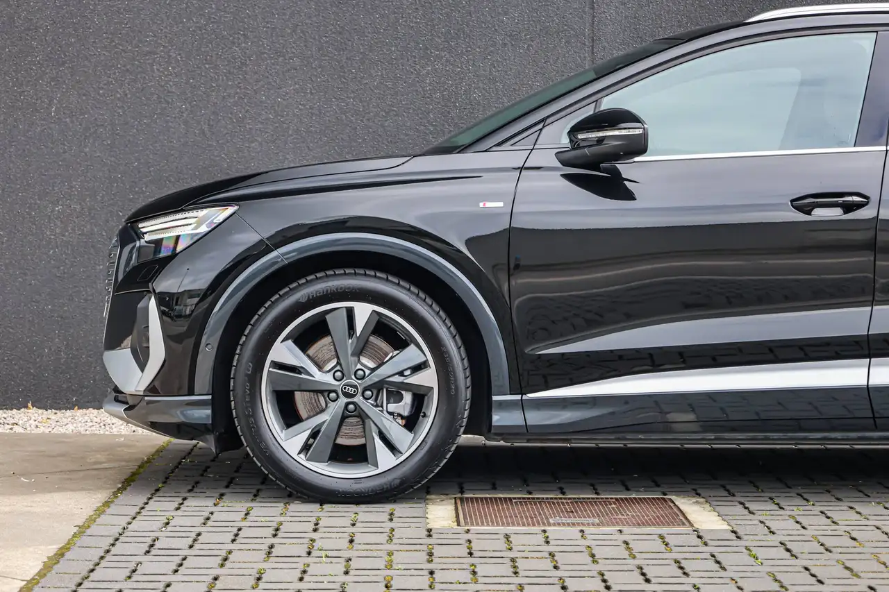 Audi Q4 9