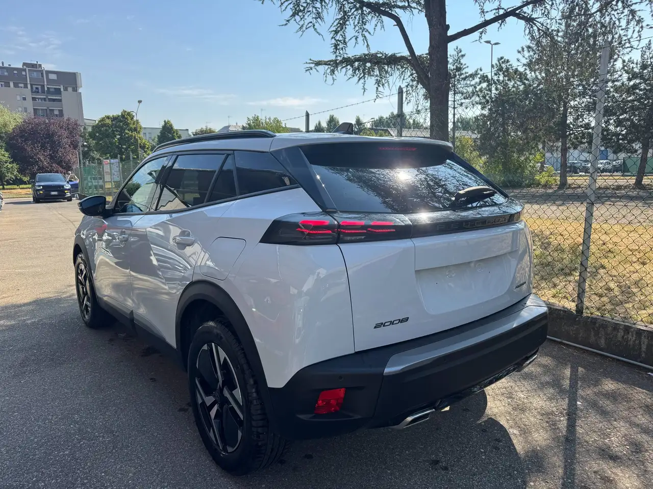 Peugeot 2008 4