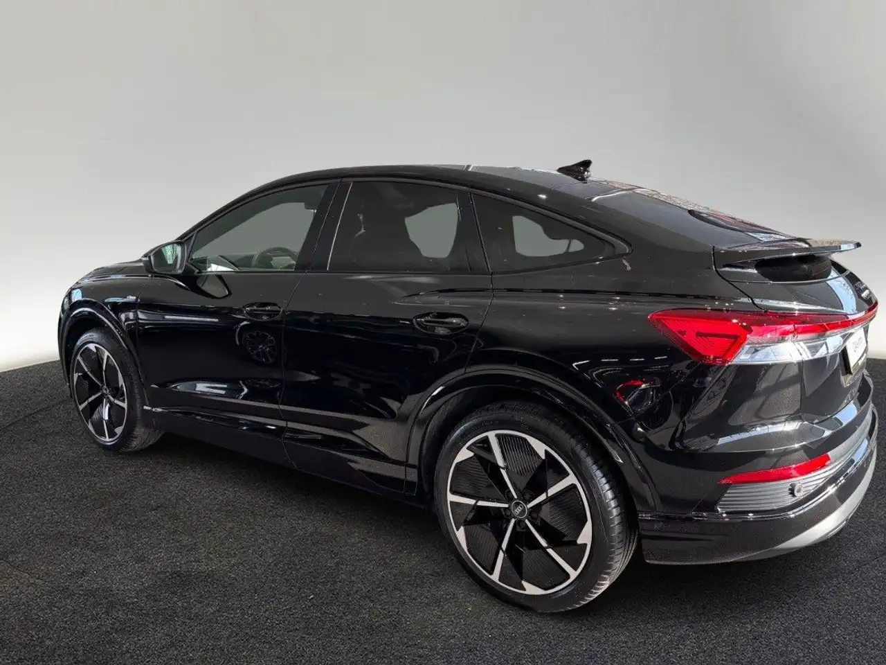 Audi Q4 6