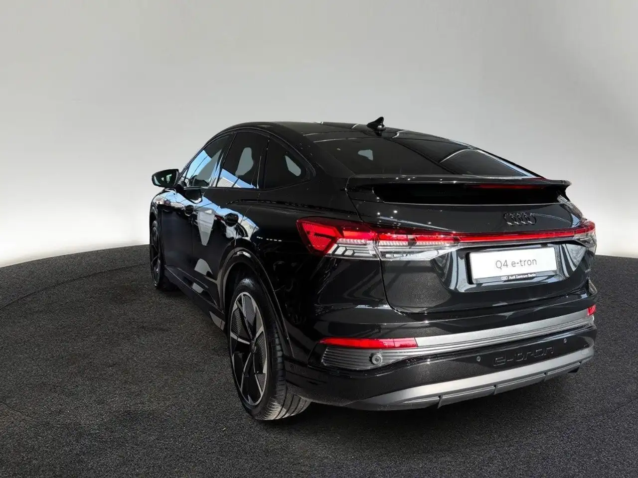 Audi Q4 8