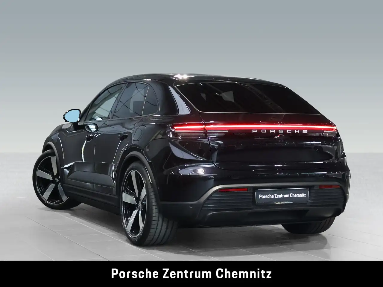 Porsche Macan 4 3