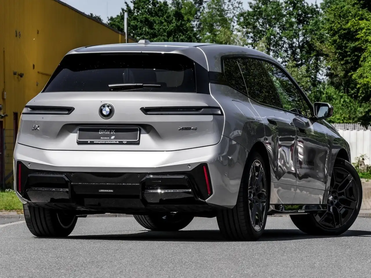 BMW iX 2