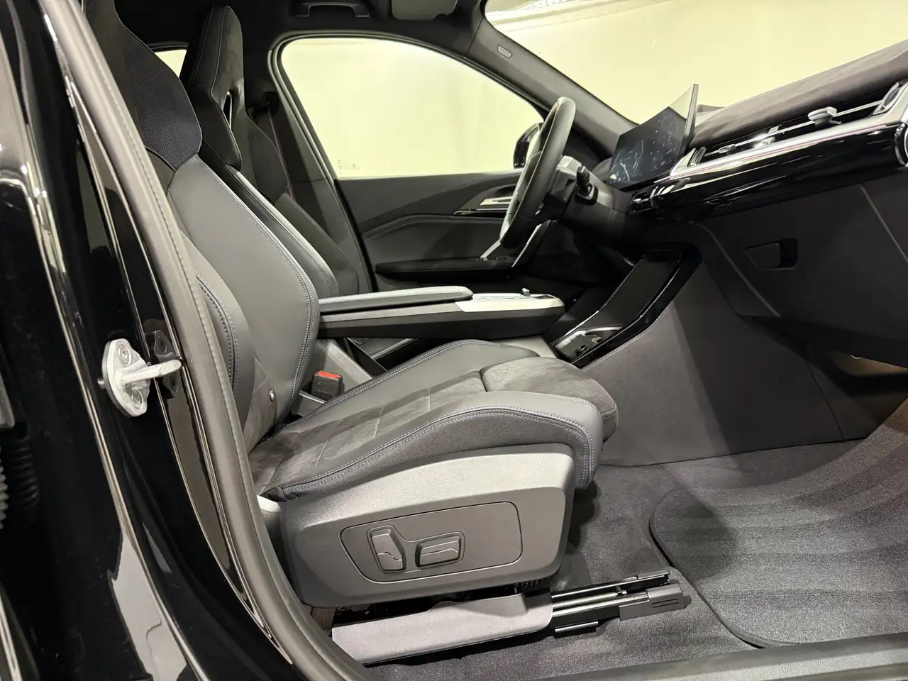 BMW iX1 11