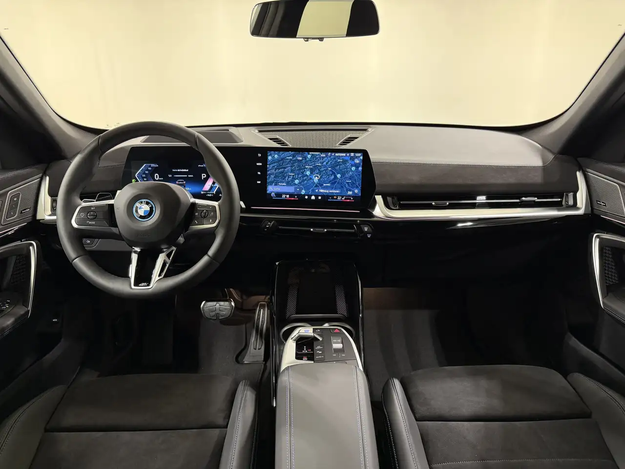 BMW iX1 12