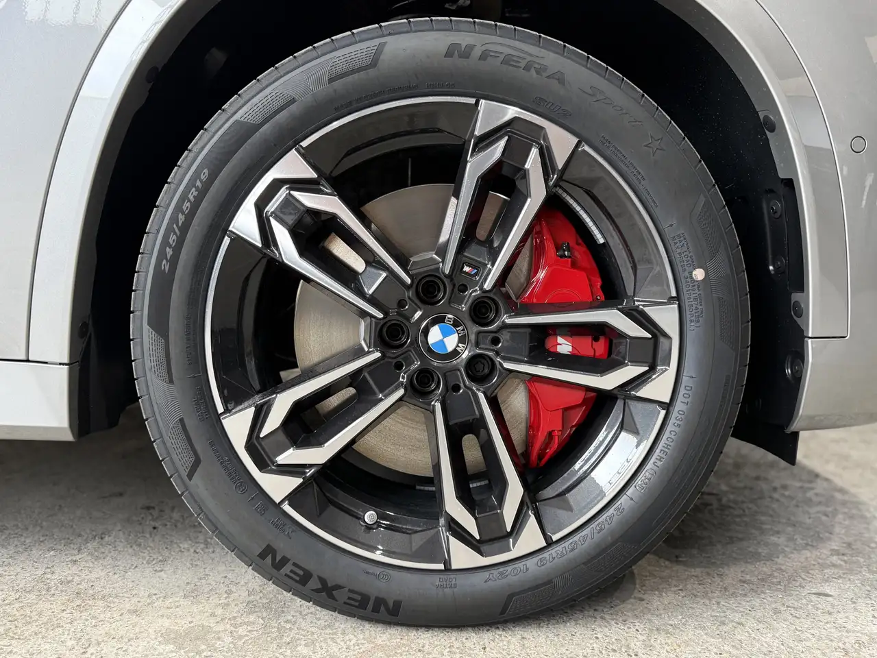 BMW iX1 11