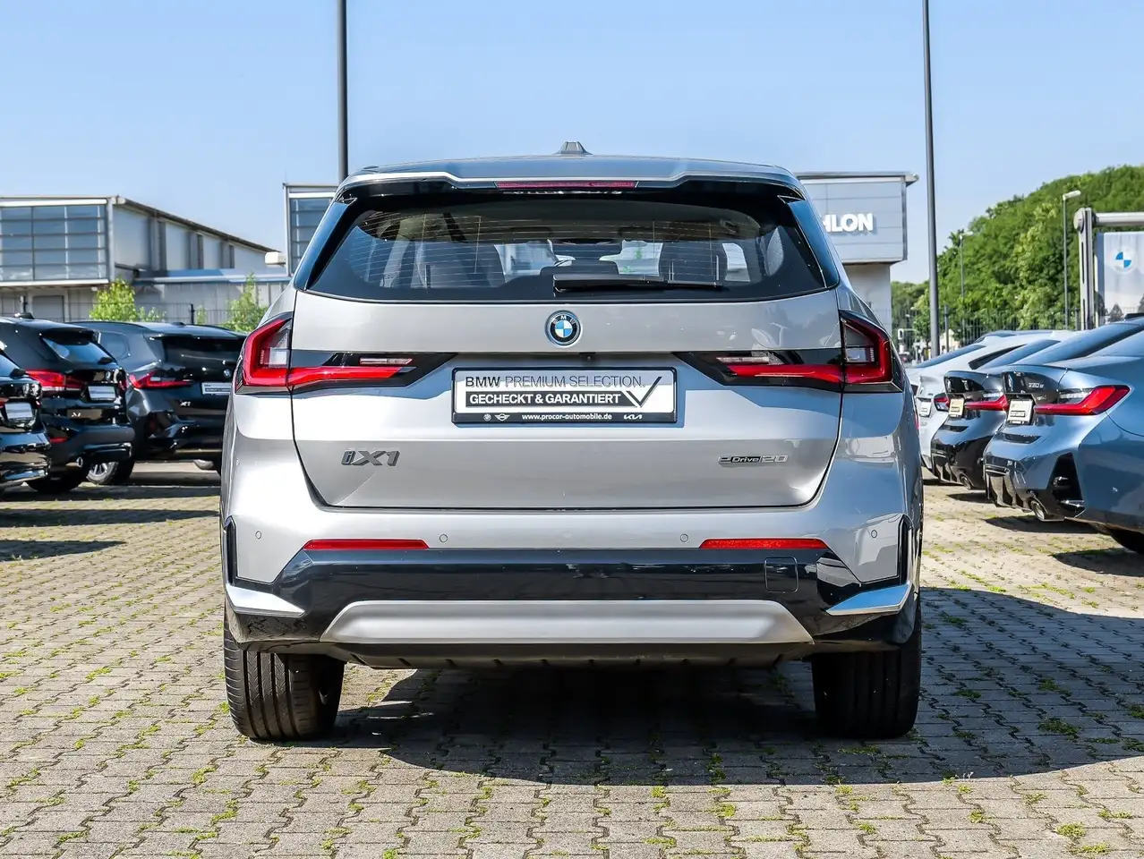 BMW iX1 12