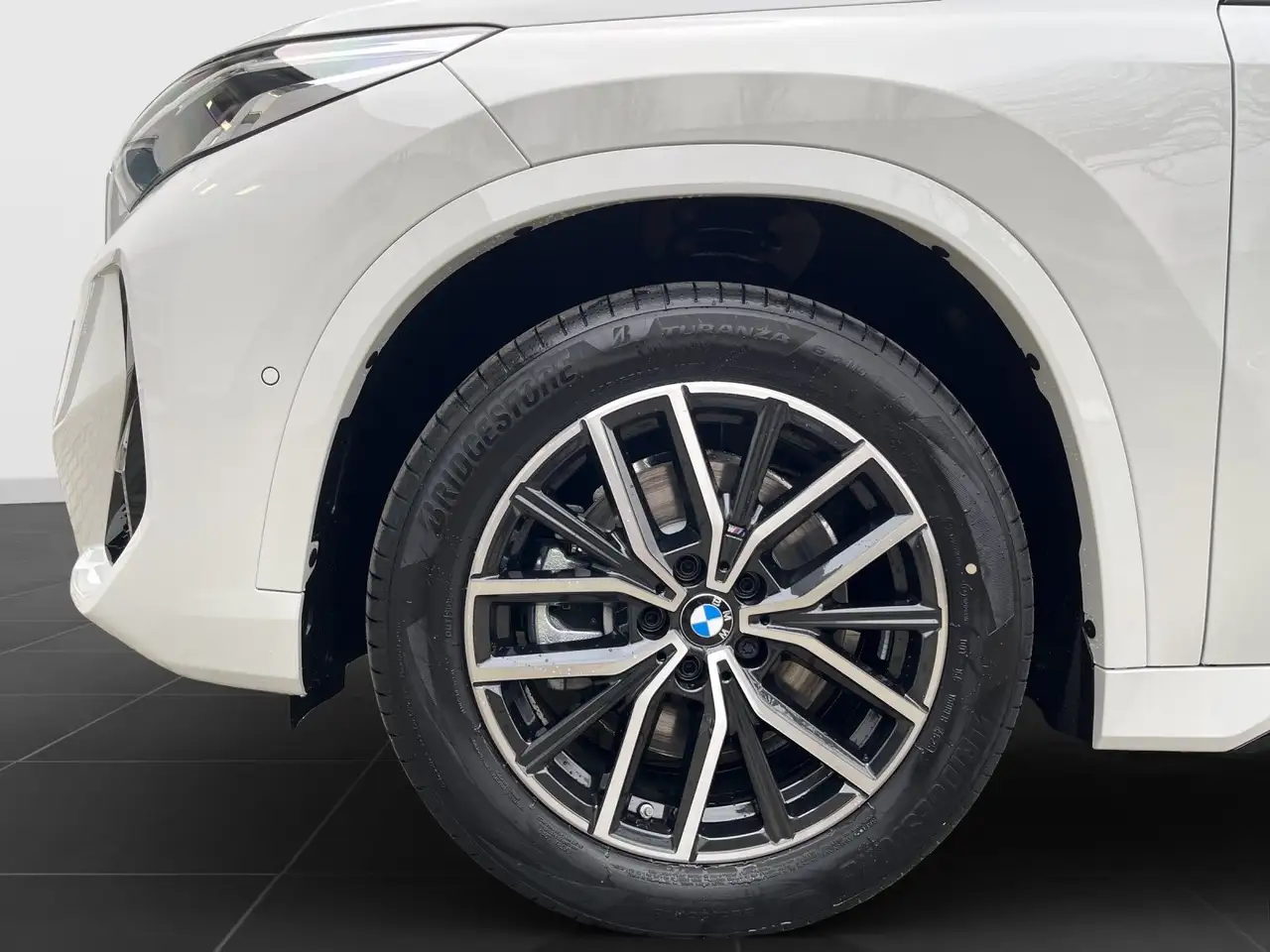 BMW iX 1 8
