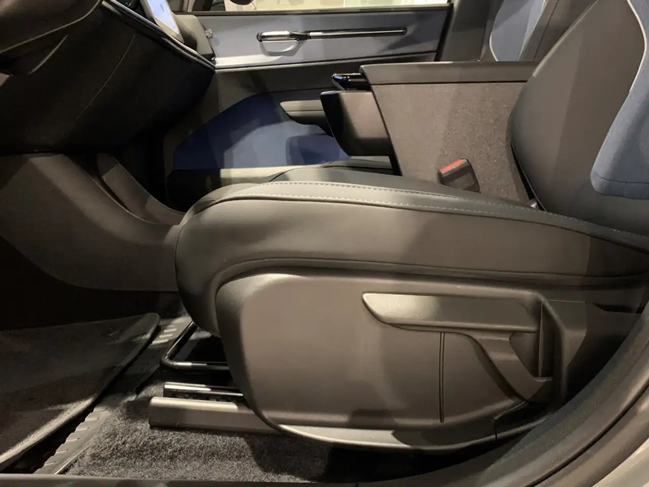 Volvo EX30 6