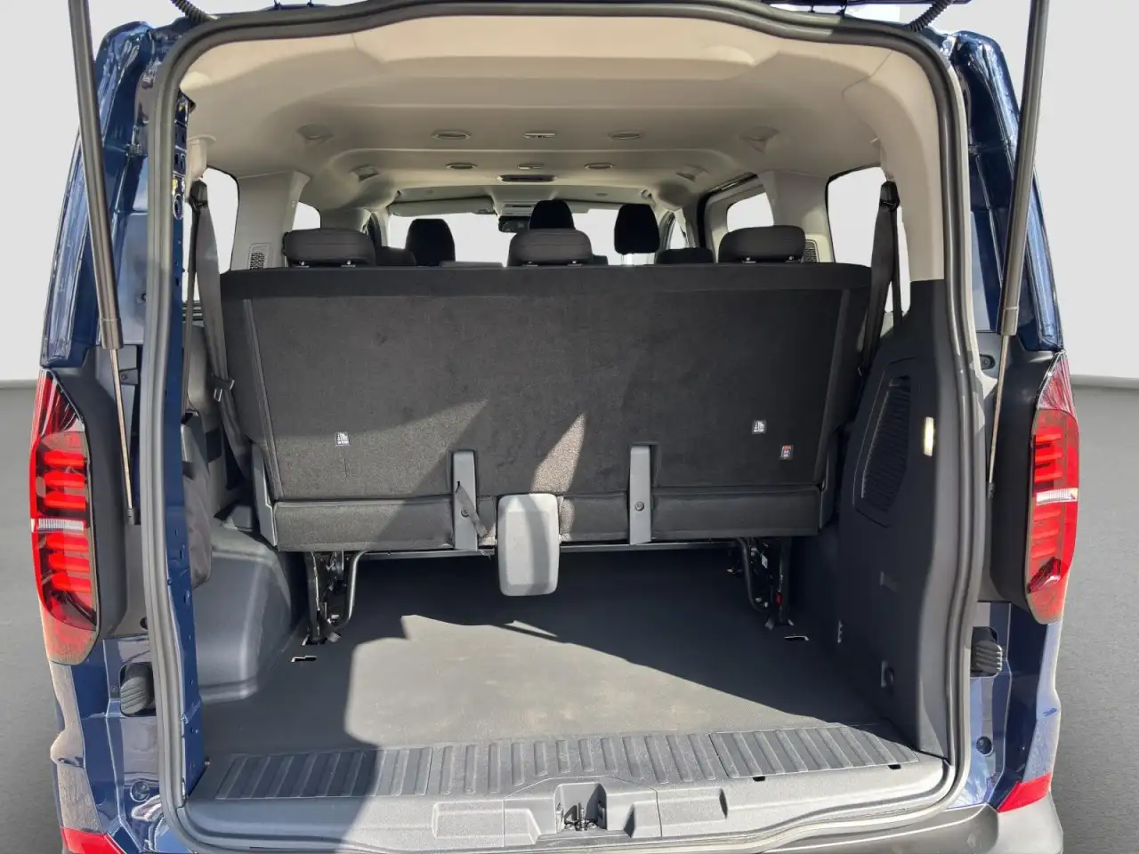 Volkswagen T7 Kombi 12