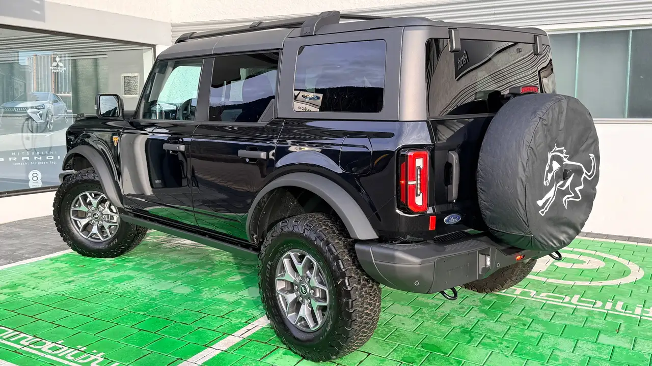 Ford Bronco 2