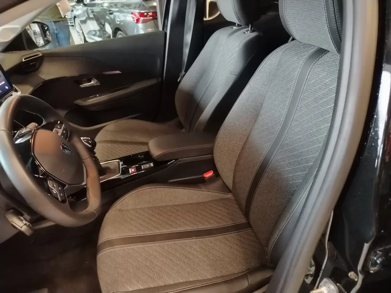 Peugeot 208 10