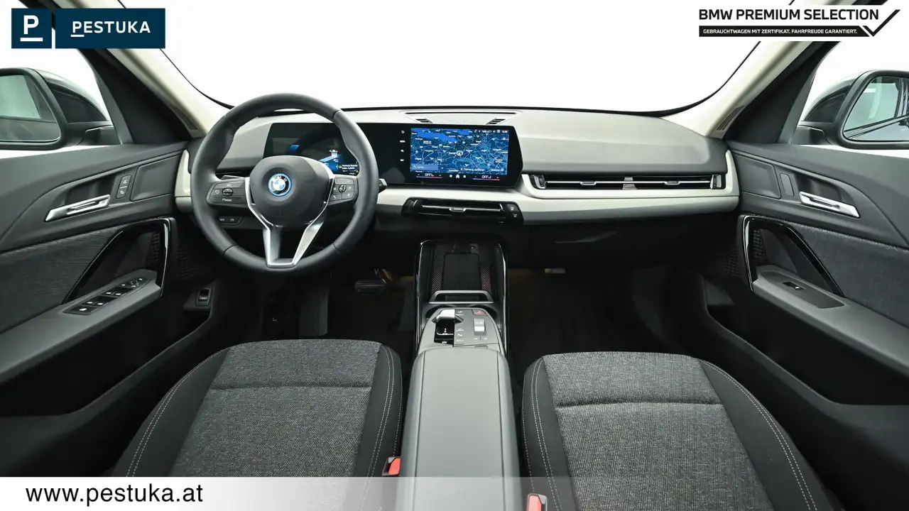 BMW iX1 11