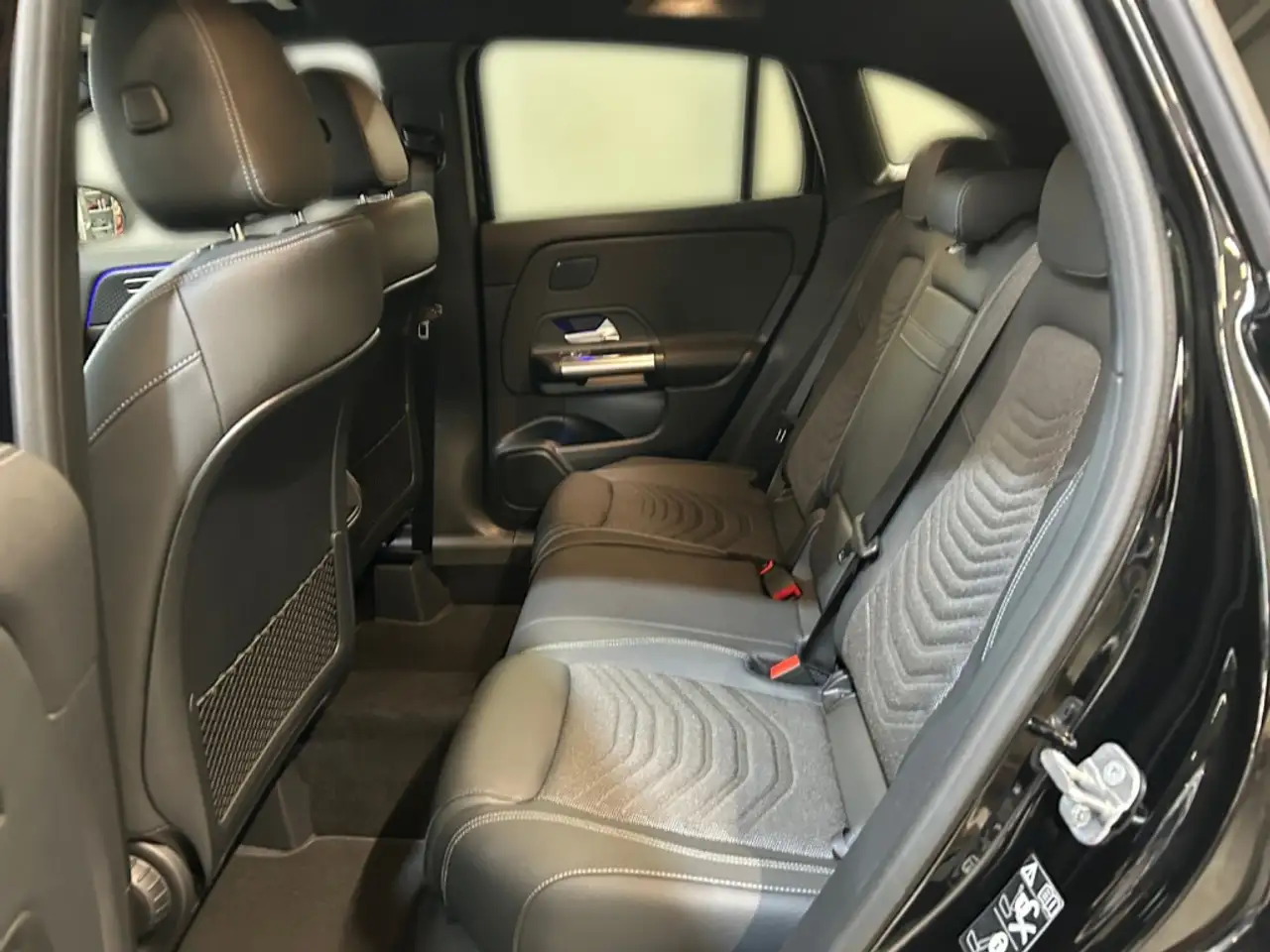 Mercedes-Benz GLA 200 13