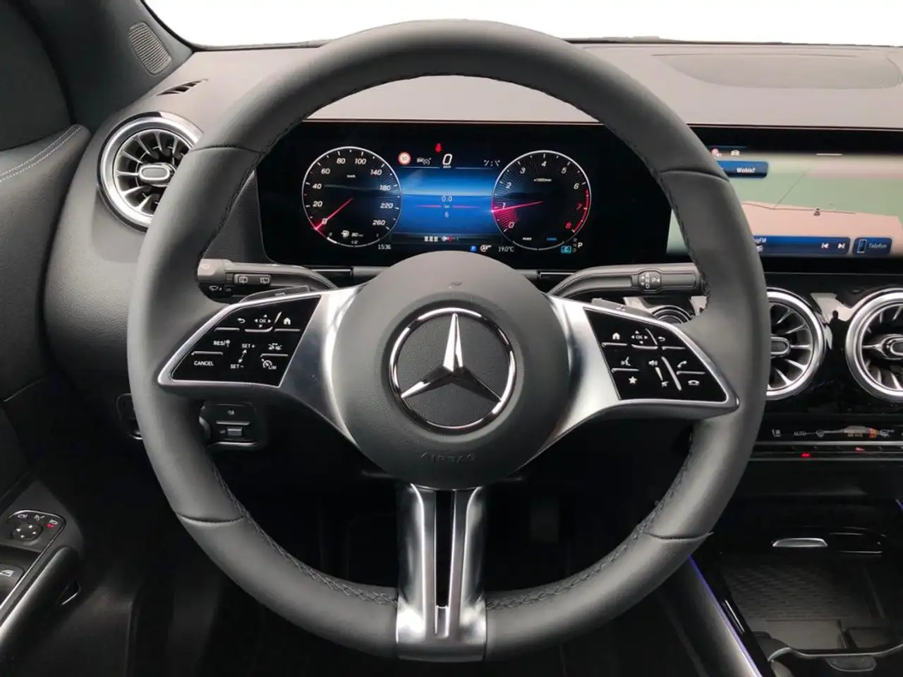 Mercedes-Benz GLA 200 12