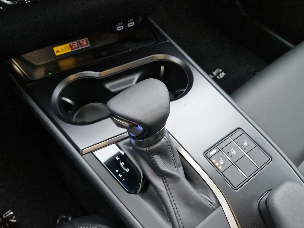 Lexus UX 14