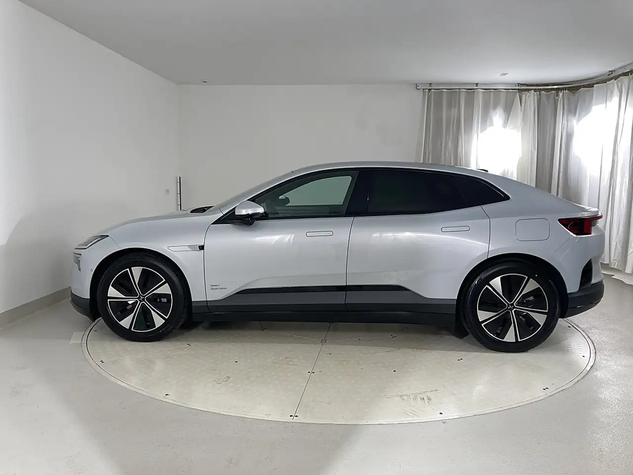Polestar 4 6