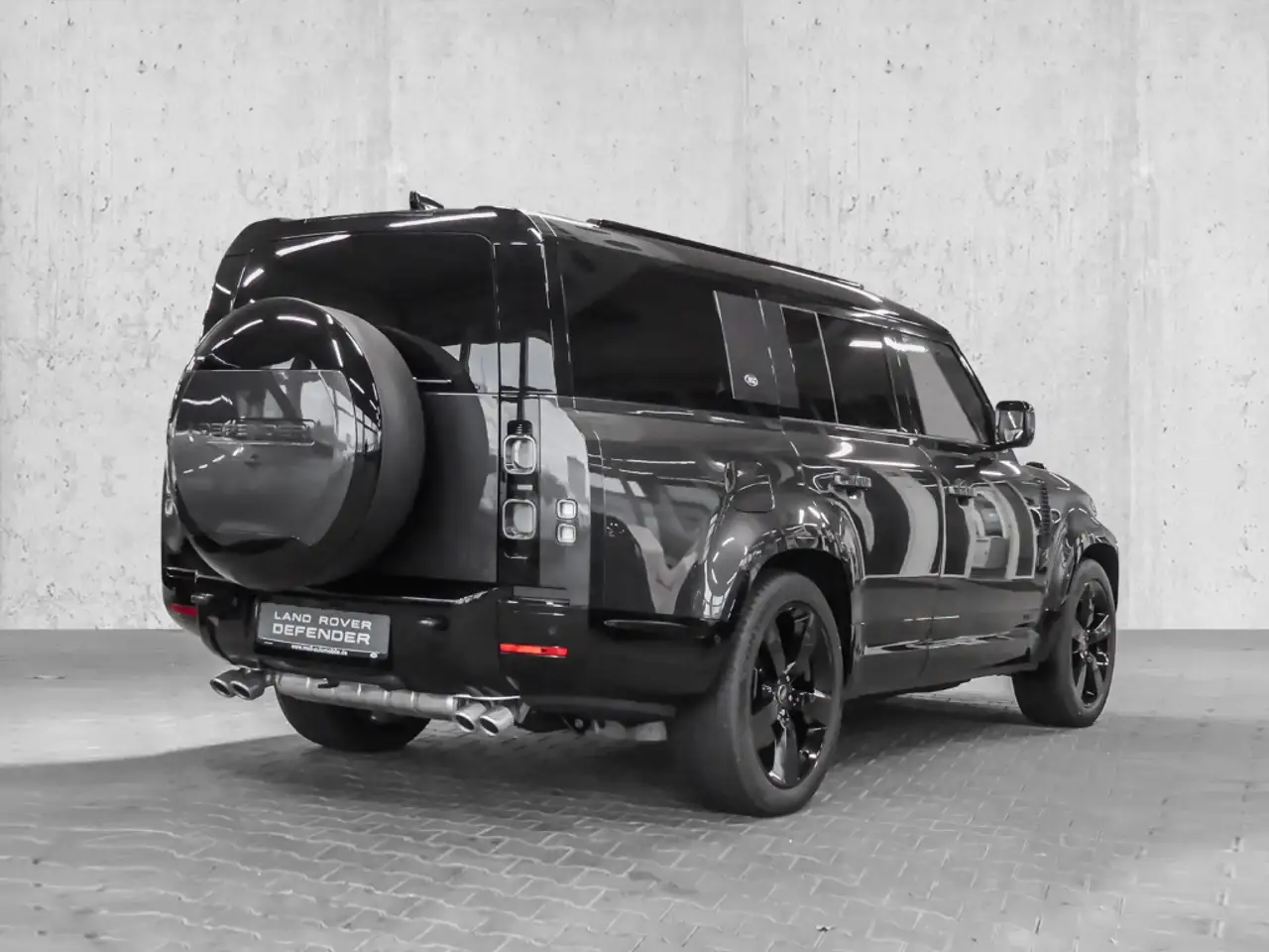 Land Rover Defender 130 2