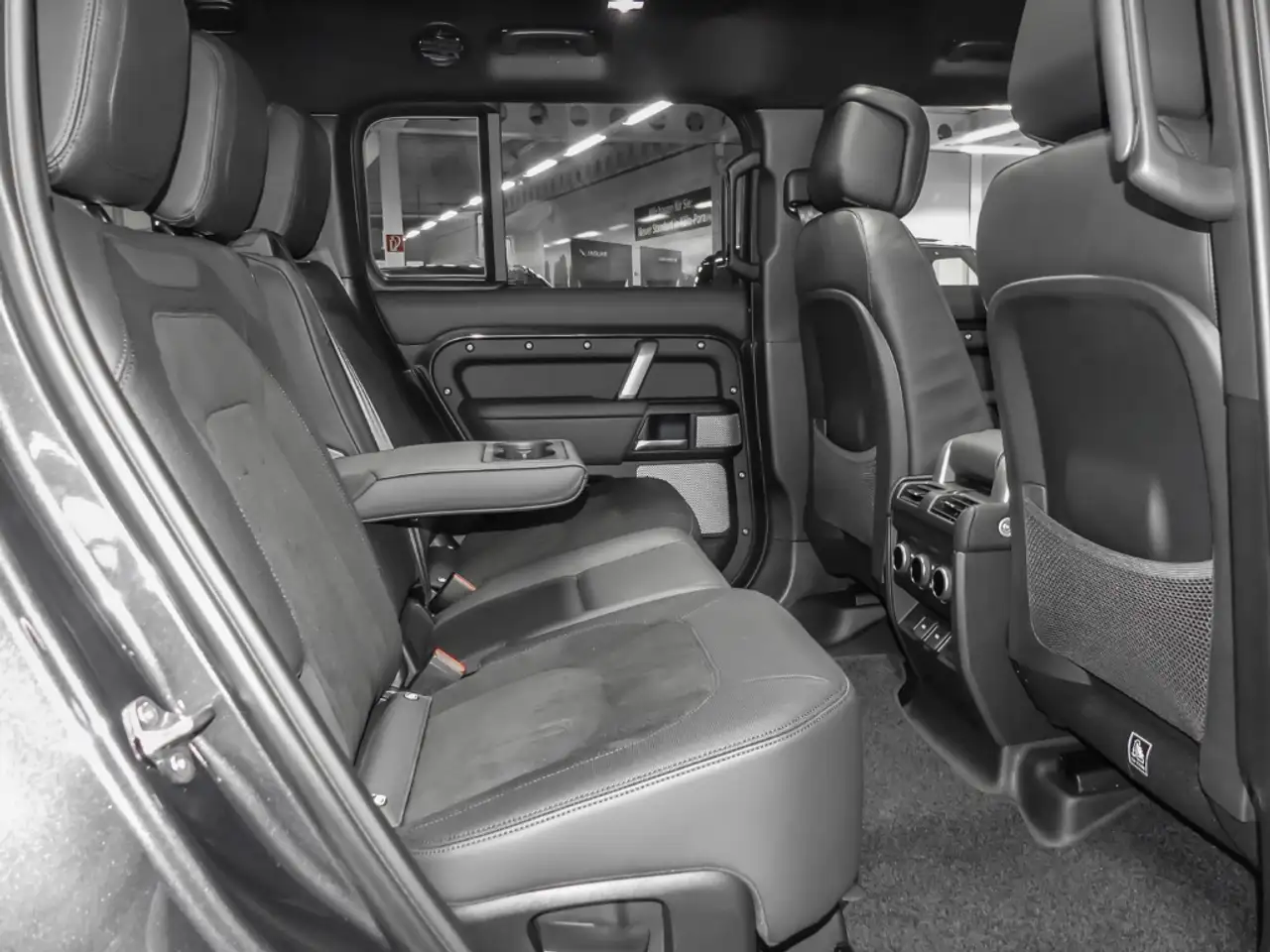 Land Rover Defender 130 5
