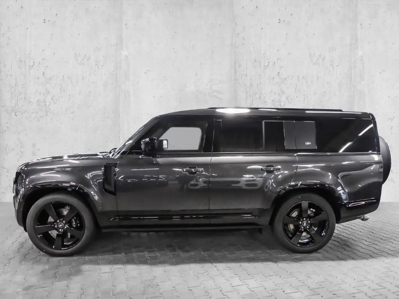 Land Rover Defender 130 6