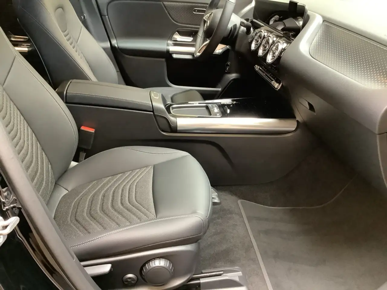 Mercedes-Benz EQA 250 6