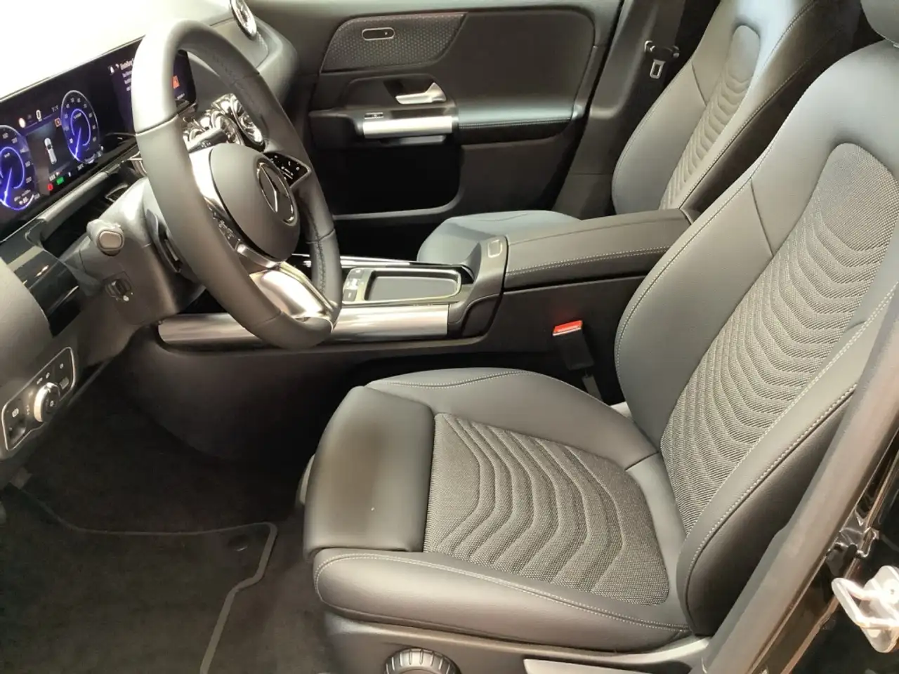 Mercedes-Benz EQA 250 8