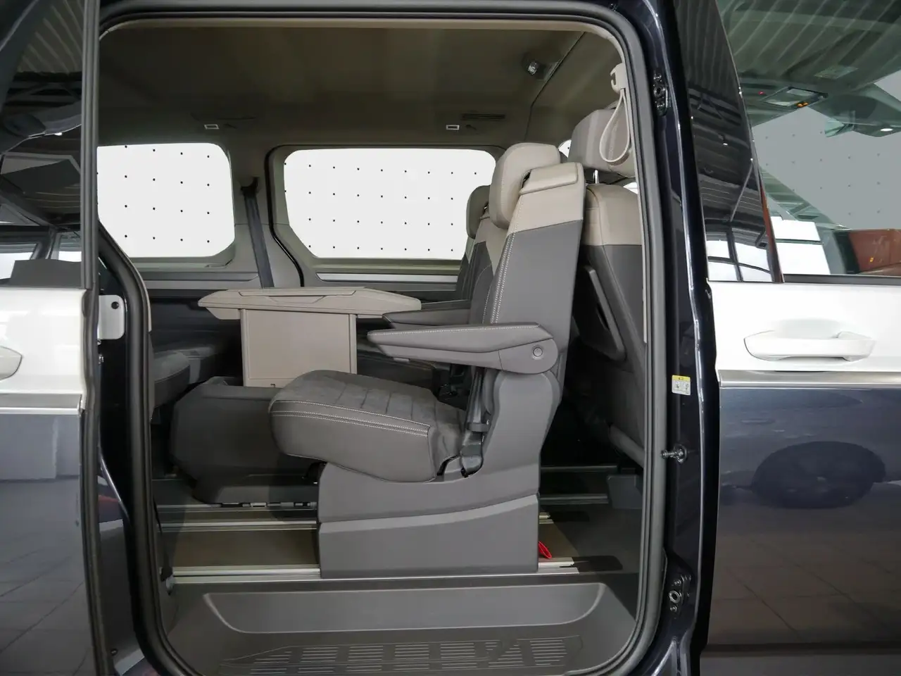 Volkswagen T7 Multivan 16