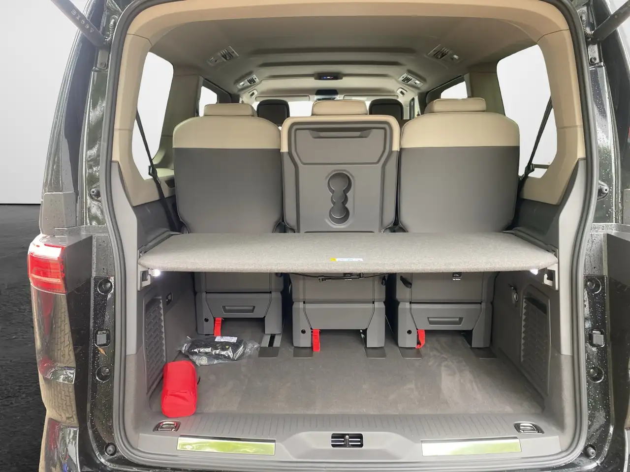Volkswagen T7 Multivan 12